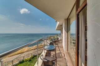 Апарт-отели Apartcomplex Golden Bay Равда Номер-студио с балконом и видом на море-4